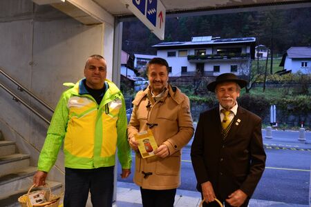 Župan s čebelarjema delil slovenski med