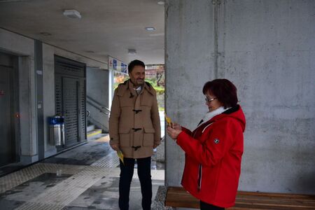 Župan s čebelarjema delil slovenski med
