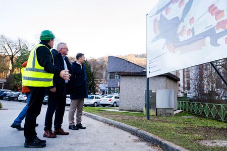 Minister Novak na ogledu gradbišča