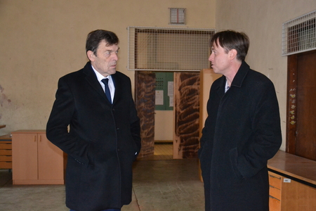 Minister Logaj in direktor občinske uprave Drobež v stavbi Partizana