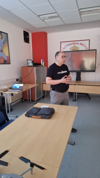 Predavanje o dronih v Zagorju privabilo številne obiskovalce
