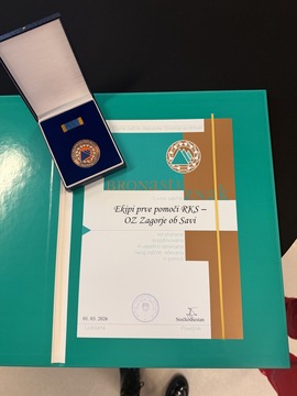 Zagorski kinologi in ekipa prve pomoči RK dobitniki priznanj CZ